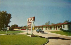 Automobile Gillick Hotel Catalina roadside Pratt Kansas roadside Postcard 20-932