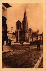 CPA LISIEUX - La Place Thiers et la Cathédrale (516726)