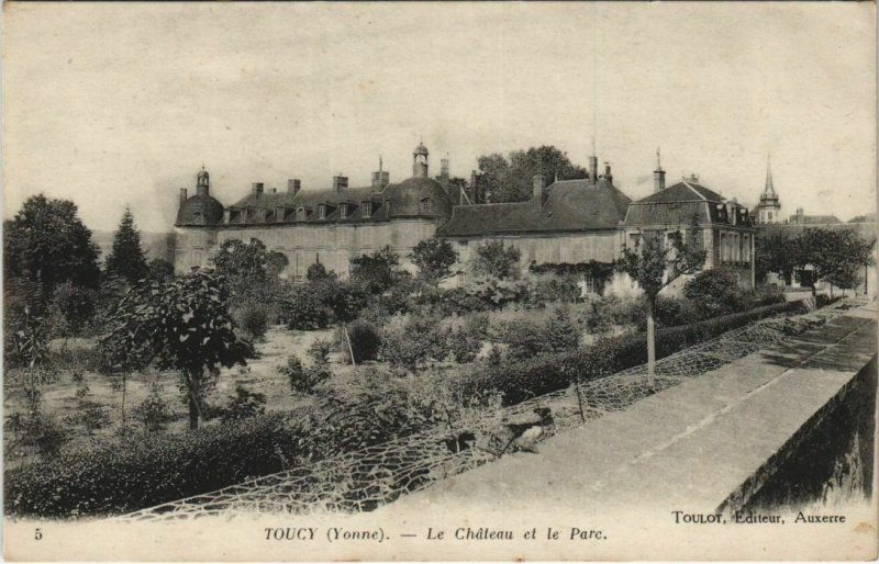 CPA TOUCY Le Chateau et le Parc (1198394)