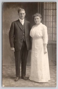 Photo Edwardian Couple Bunnel Family 1915 Pretty Lady Man Odd Hair  Postcard C30