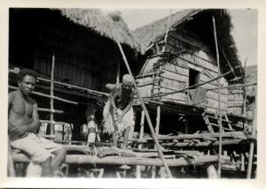 Papua New Guinea, Real Photo Native Papuas, Native House (1930s) RP (10)