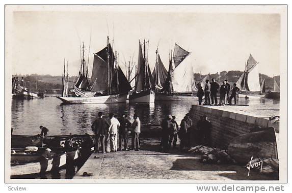 RP: Concarneau (Finistere) , France, 20-40s ; Groupe de marins prets a s emba...