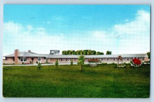 Moorhead Minnesota Postcard Bossarts Motel Fargo Exterior Building c1950 Vintage