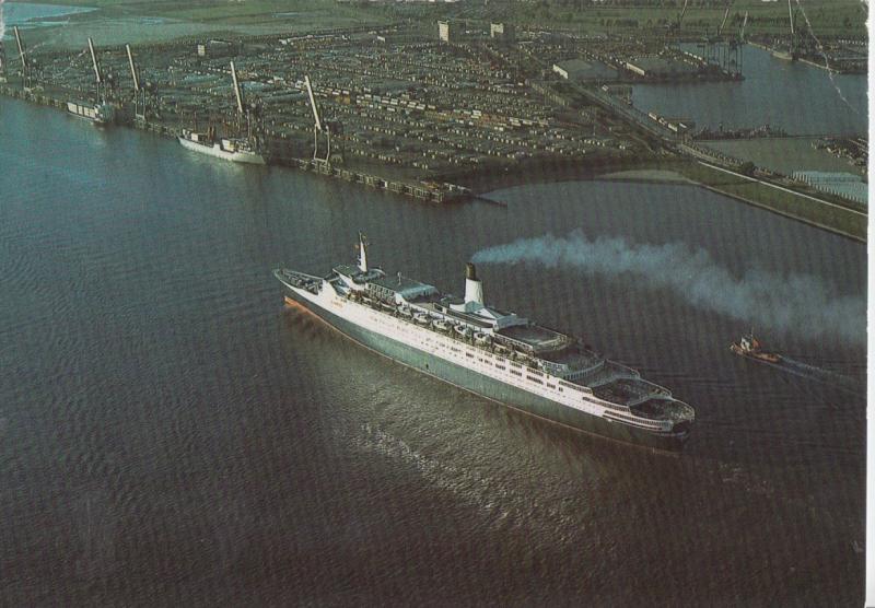 Seestadt Bremerhaven, Containerterminal mit auslaufendem Passagierschiff