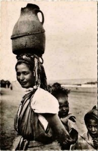 CPA AK Scenes & Types Porteuse d’eau et son Mouchachou MAROC (738376)