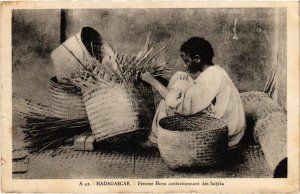 PC FEMME HOVA CONFECTIONNANT DES SOBIKA ETHNIC TYPES MADAGASCAR (a30236)