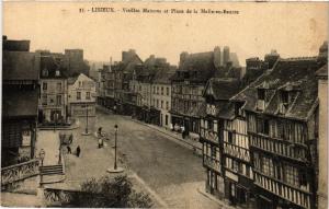 CPA LISIEUX - Vieilles Maisons et Place de la Halle au Beurre (475883)