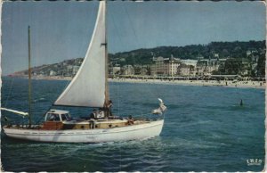 CPA Trouville Voilier en Mer la plage et les Villas (1233090)