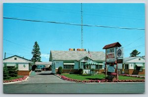 Roadside~Michigan~The Pines Motel~On The Straits Of Mackinac~Vintage Postcard
