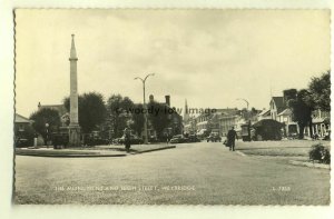tp4536 - Surrey - The Monument and High Street at Weybridge - Postcard