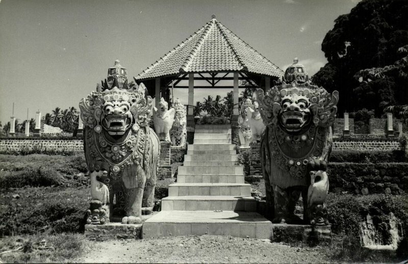 indonesia, BALI, Barong Lion Guards (1950s) RPPC Postcard