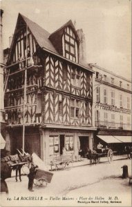 CPA La ROCHELLE-Vieilles Maisons-Place des Halles (45314)