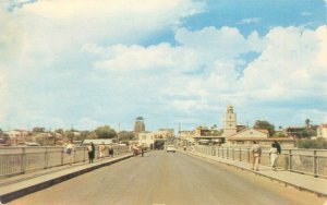 Laredo Texas International Bridge, People, City Chrome Postcard Unused
