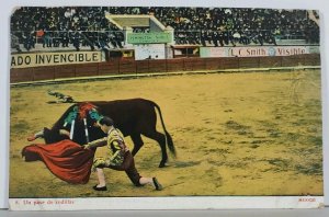 Mexico Bull Fighting Un pase rodillas c1914 Postcard K8