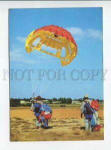 3179517 parachutism GST Landung im Ziel old postcard