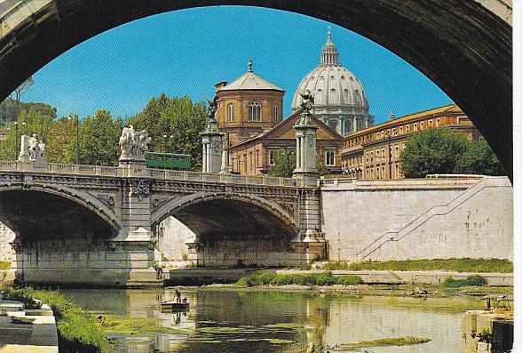 Italy Roma Rome Uno scorcio della cupola di San Pietro dal Tevere