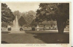 Middlesex Postcard - Fountain in East Garden - Hampton Court Palace  Ref TZ10514