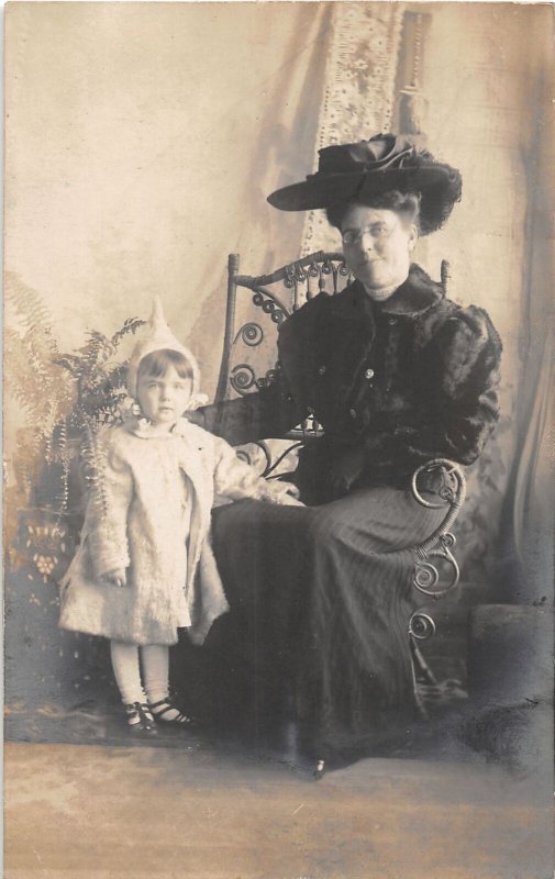 J46/ Chicago Illinois RPPC Postcard c1910 Pretty Woman Large Hat Child  341