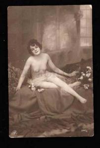 3019008 NUDE Lady w/ flowers on bed Vintage photo PC