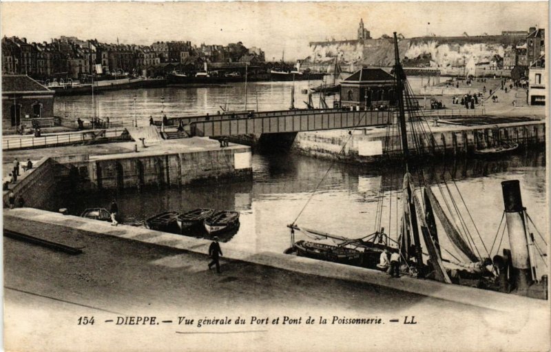 CPA DIEPPE Vue générale du Port et Pont de la Poissonnerie (416279)