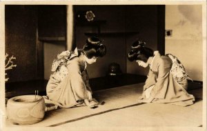 PC CPA geisha girls on a tatami real photo postcard JAPAN (a12986)