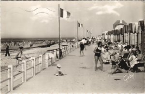 CPA BERNIERES-sur-MER La Digue et la Plage (1227823)