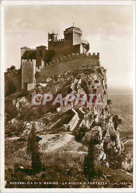 Postcard Modern Republica di S. Marino La Rocca o Fortezza (altitude 745 m)
