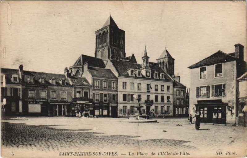 CPA SAINT-PIERRE-sur-DIVES La Place de l'Hotel de Ville (1227145)