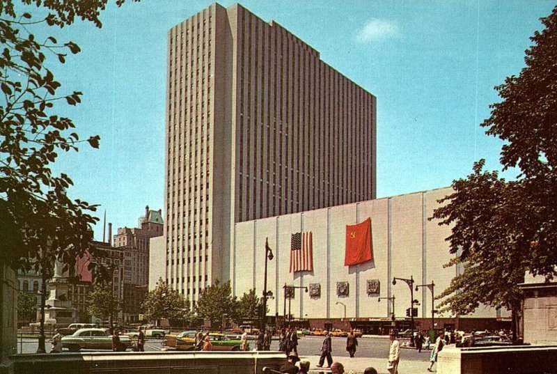 1960s NEW YORK CITY COLISEUM COLUMBUS CIRCLE RUSSIAN US FLAGS POSTCARD P931