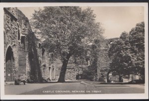Nottinghamshire Postcard - Castle Grounds, Newark On Trent  MB1278