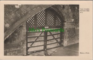 London Postcard - The Tower of London, The Traitor's Gate RS31739