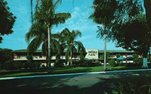 Lake Wales Florida Large Rooms & Cypress Gardens Emerald Hotel Vintage Postcard