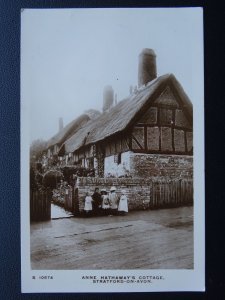 Stratford on Avon ANNE HATHAWAYS COTTAGE Children at Gate - Old RP Postcard