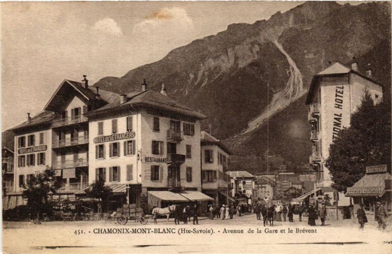 CPA CHAMONIX Mont-Blanc Avenue de la Gare et le Brevent (337494)