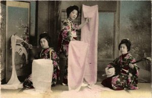PC CPA 3 geisha girls HAND COLOURED JAPAN (a12806)