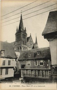 CPA VANNES-Place Henri IV et la Cathedrale (27335)