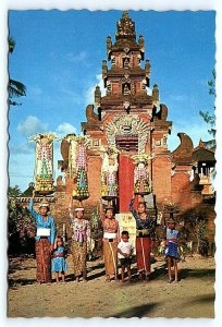 BALI, Indonesia - BALINESE WOMEN with OFFERINGS  4x6  Postcard