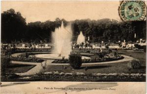 CPA Parc de VERSAILLES - Les Parterres le jour des GRANDES-EAUX (353381)