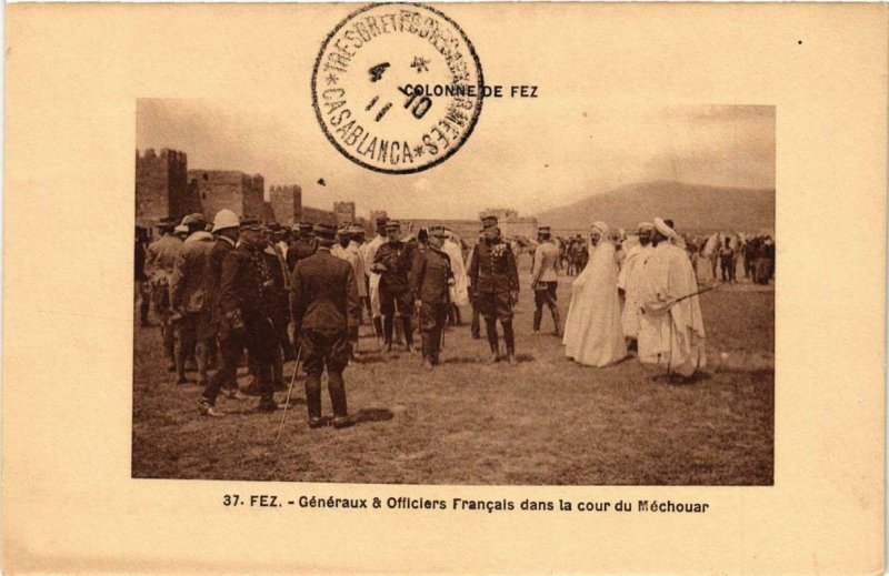 CPA AK FEZ Generaux Officiers Francais dans la cour MAROC (688855)