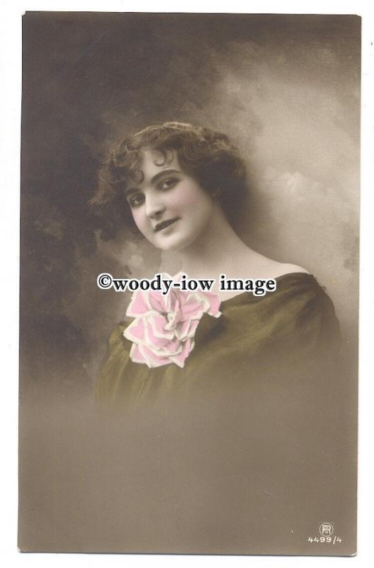 gla0074 - Young Woman with a Very Large Pink & White Cortage - postcard