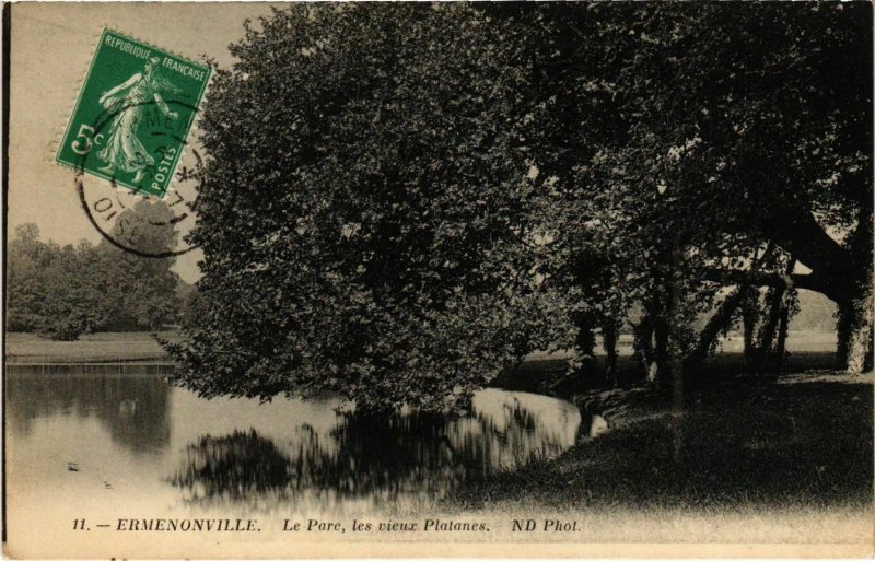 CPA Ermenonville- Le Parc, les vieux Platanes FRANCE (1020485)