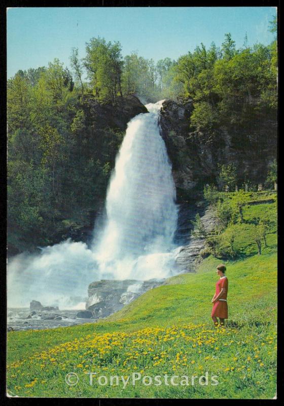 Steinsdalsfossen i Hardanger. Ogsa kait ovsthusfossen