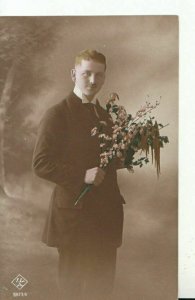 Romance Postcard - Man With Bunch of Flowers - Ref TZ9420