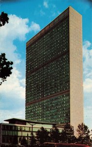 United Nations Building Postcard 2R5-451