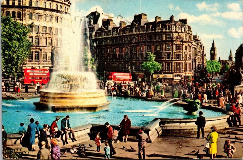 VINTAGE CONTINENTAL SIZE POSTCARD THE FOUNTAINS IN TRAFALGAR SQUARE LONDON UK