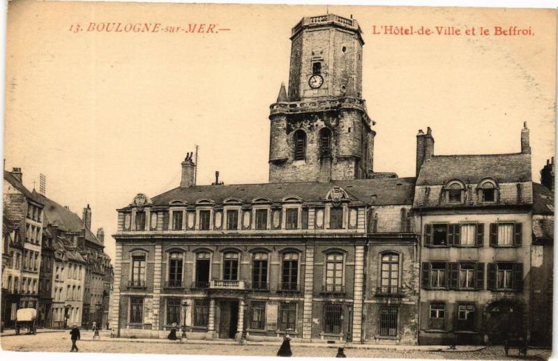 CPA BOULOGNE-sur-MER - L'Hotel de la Ville et le Beffroi (129378)