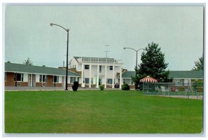 c1960 Voyager Inn Junction Highway Exterior Building Burlington Iowa IA Postcard