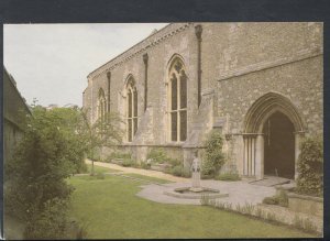 Hampshire Postcard - Queen Eleanor's Garden, The Great Hall, Winchester   RR7225