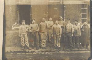 Military - Real Photo Postcard Group Army With Guns - 02.77