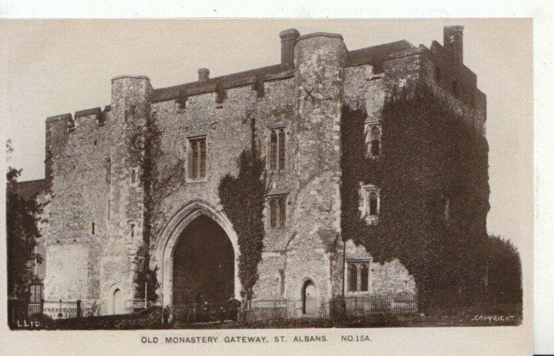 Hertfordshire Postcard - Old Monastery Gateway - St Albans - RP - Ref TZ2539